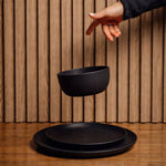 Vajilla Black Riviera en melamina negra mate sobre fondo de madera