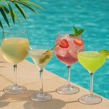 Copas de policarbonato irrompibles con cocteles junto a la alberca