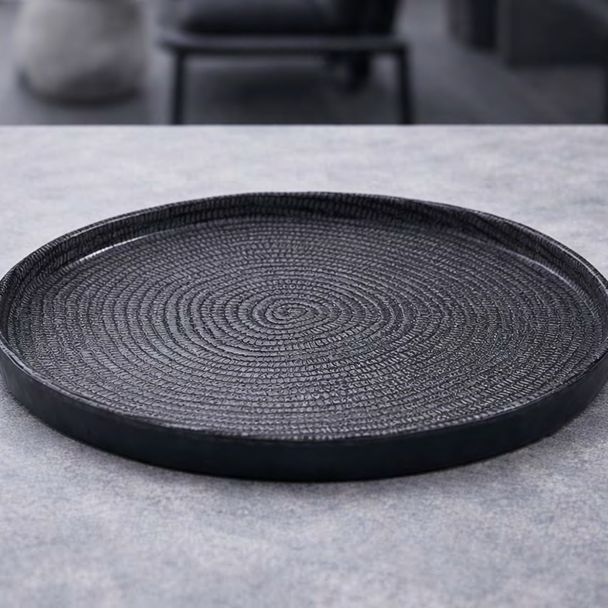 Vajilla Halo Black en melamina negra con textura circular