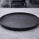 Vajilla Halo Black en melamina negra con textura circular