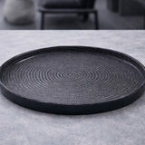 Vajilla Halo Black en melamina negra con textura circular