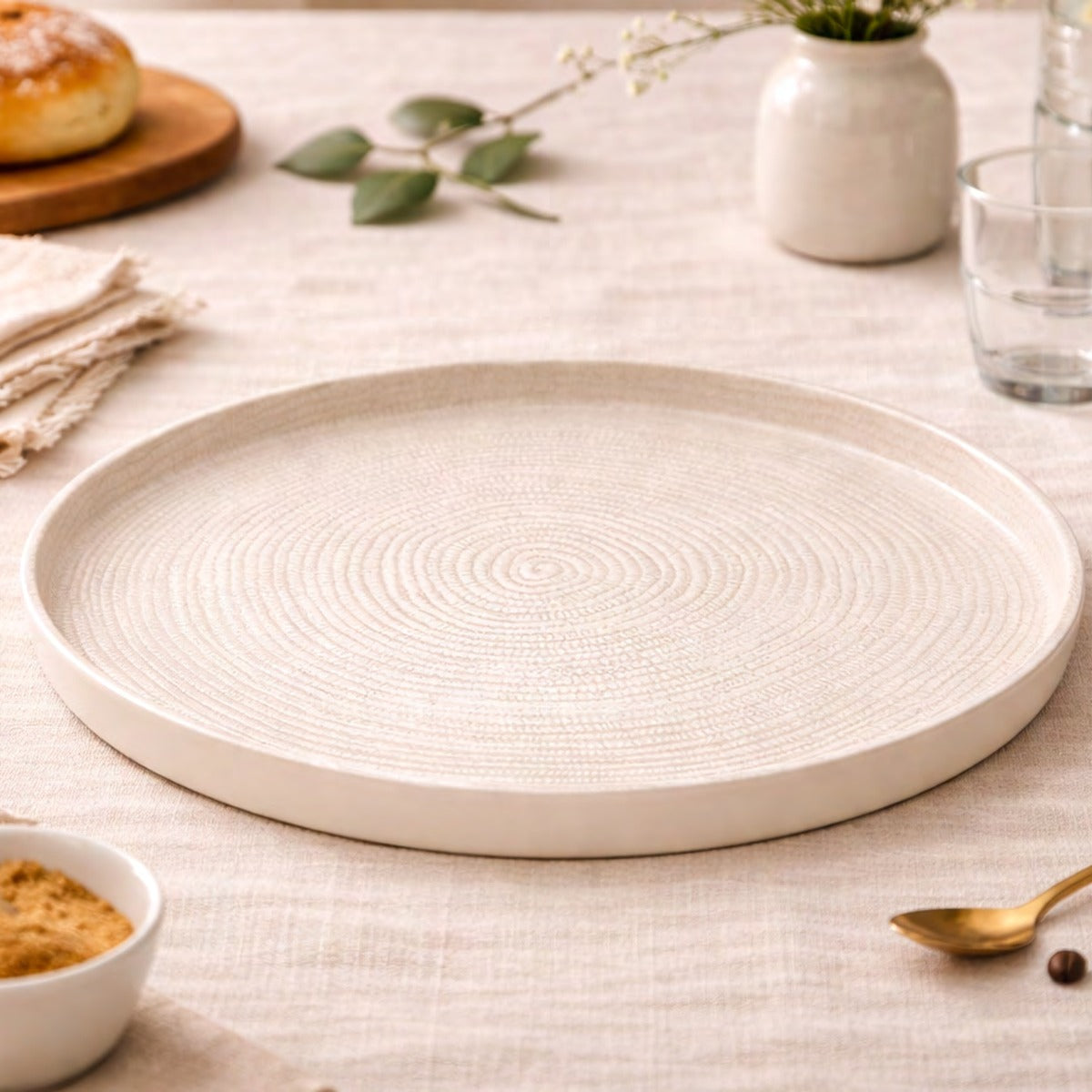 Vajilla Halo White en melamina con textura circular servida en mesa