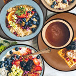 Vajilla Pottery Market Taupe en melamina servida con desayuno