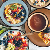 Vajilla Pottery Market Taupe en melamina servida con desayuno