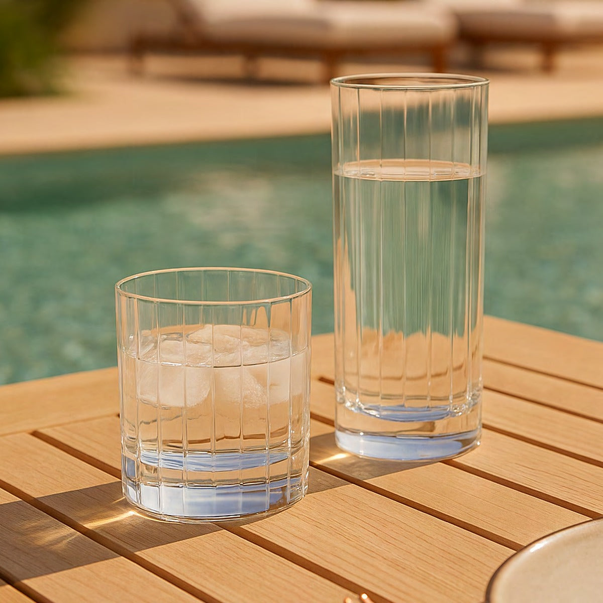 Vasos de policarbonato irrompibles junto a la alberca